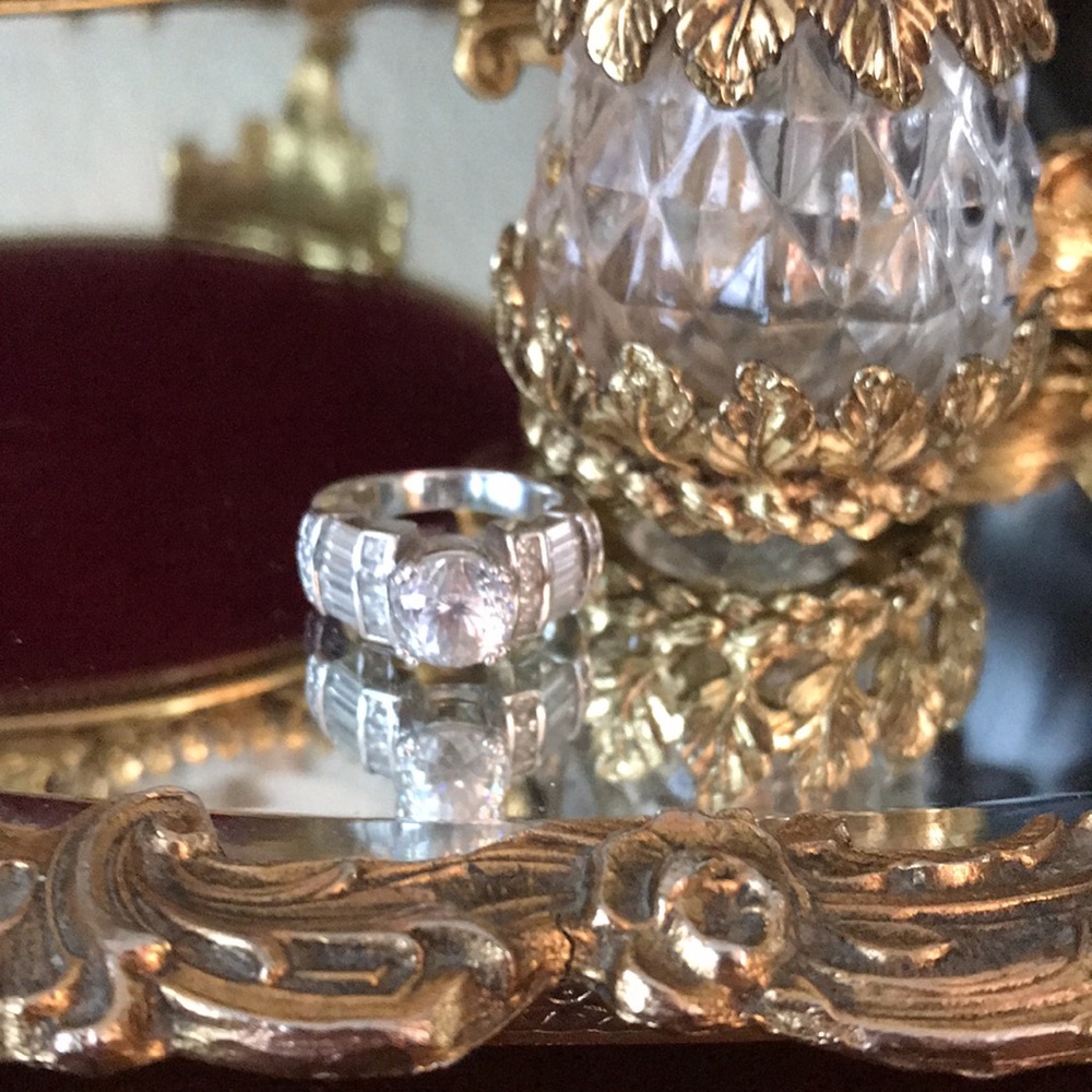So pretty! Vintage Cubic Zirconia Silver Ring size 7 - Picture 5 of 7